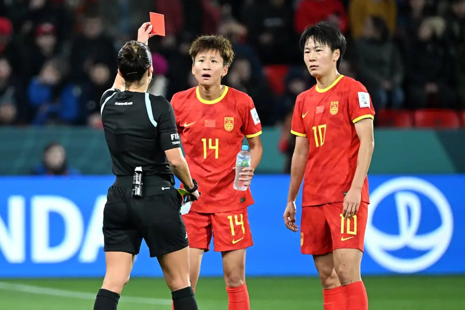 国内足球盛事：女足选手实力对决