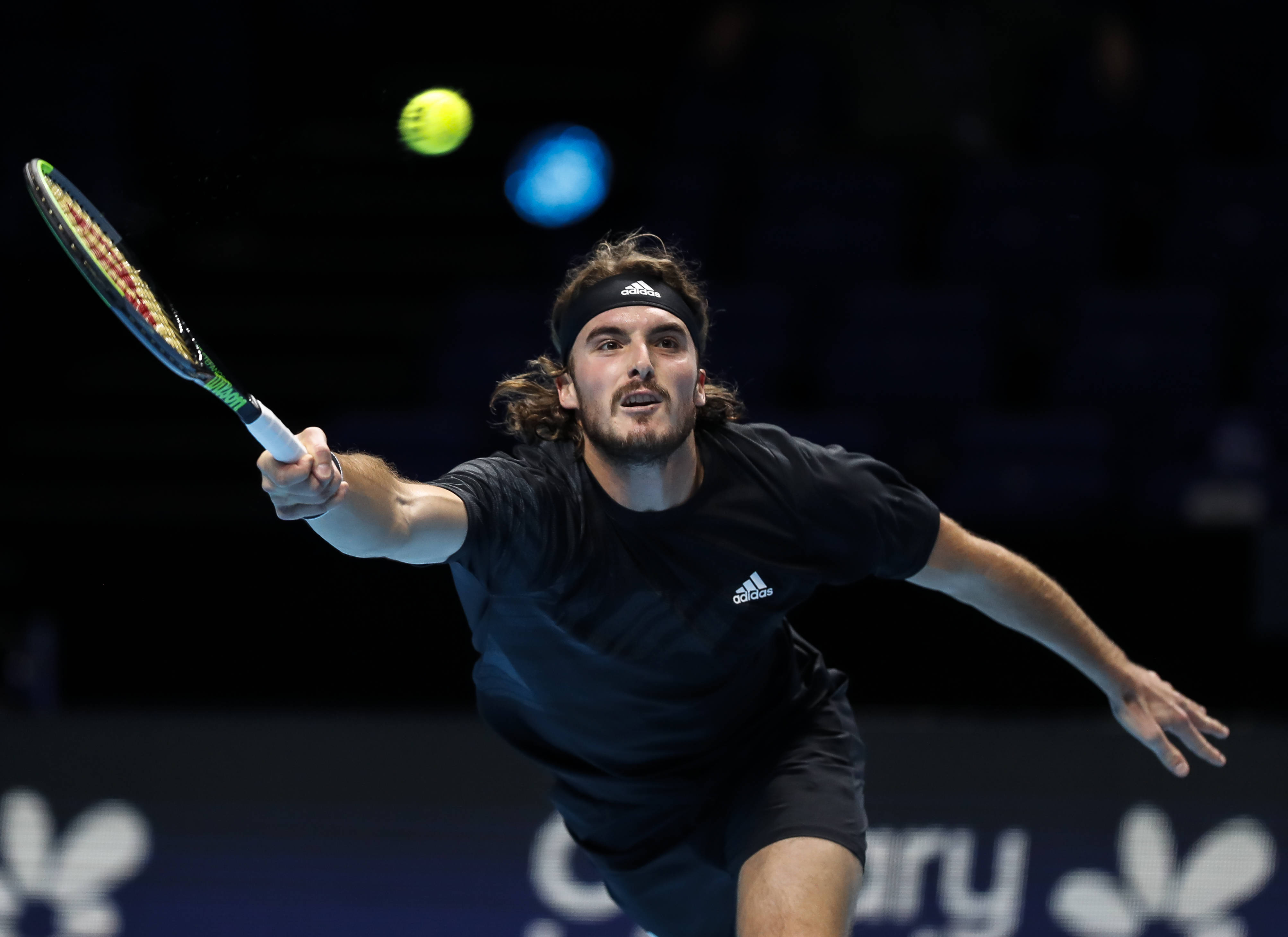 法网险胜年终总决赛，西西帕斯统治全场