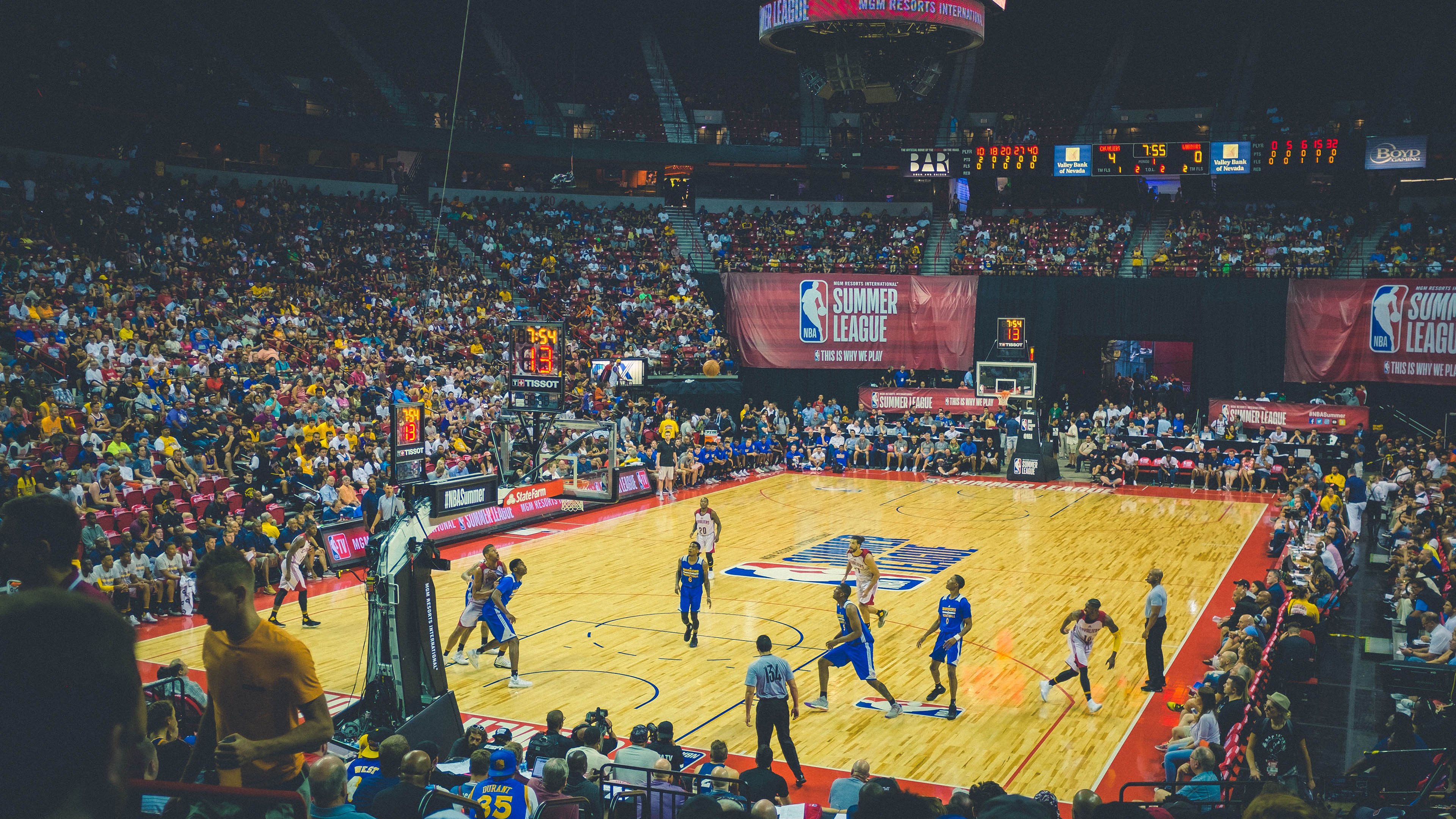 IM体育官方网站-年度焦点之战之夜，爱德华兹连续得分拉开差距，森林狼新王登基