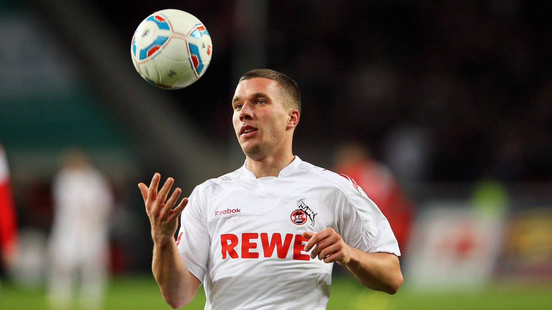 IM体育社区互动入口-街道狂飙与绿茵逆转，当F1引擎遇见伯纳乌风暴